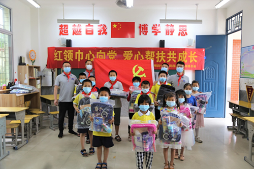 紅領(lǐng)巾心向黨，愛(ài)心幫扶共成長(zhǎng)，開(kāi)展愛(ài)心助學(xué)捐贈(zèng)活動(dòng)